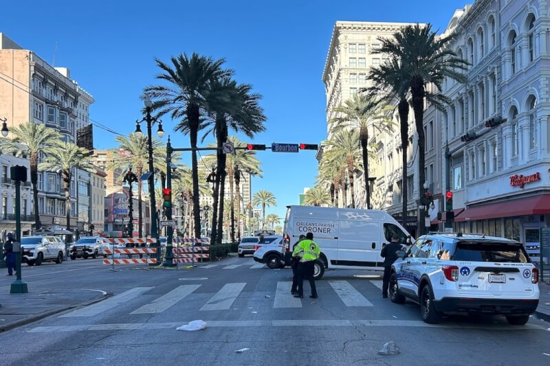 美國紐奧良市1日發生一輛皮卡車惡意衝撞人群事件，圖為警方及驗屍官抵達現場。（路透社）