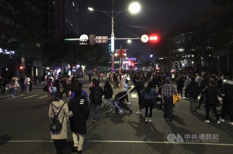 台北101跨年煙火秀1日凌晨順利落幕，許多參加跨年活動的民眾也陸續準備離場，忠孝東路上有許多人準備走向附近捷運站搭車離開。中央社記者張新偉攝 114年1月1日