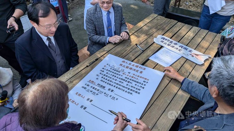 醫師於在宅醫療過程中,與阿滿姨談起「若真的發生什麼事會想要怎麼選擇」,阿滿姨(中)決定簽署預立醫療決定書。中央社記者曾以寧攝 114年1月2日