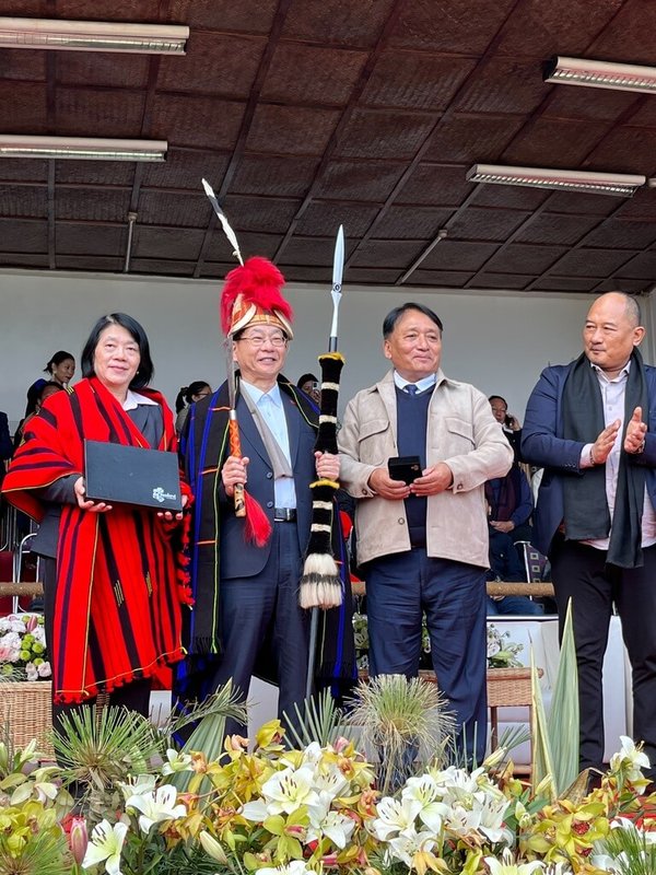 駐印度代表葛葆萱（左2）參加犀鳥季（Hornbill Festival），獲那加蘭（Nagaland）農業發展廳廳長賈密（Metsubo Jamir）致贈刀、劍、帽等物。（駐印度代表處提供）中央社記者李晉緯新德里傳真  114年1月2日