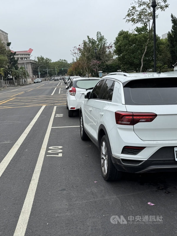 雲林縣斗六市公所為解決市區違停及占用道路等亂象，推行路邊停車收費政策，但得標廠商1日起單方面終止契約，公所將依法刊登公報並追討違約金，即日起將先暫停路邊停車收費。中央社記者姜宜菁攝  114年1月2日