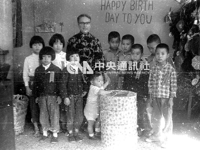 艾偉德為「艾偉德孤兒院」所有1月份出生的孩子慶生。中央社記者陳漢中攝 53年1月19日