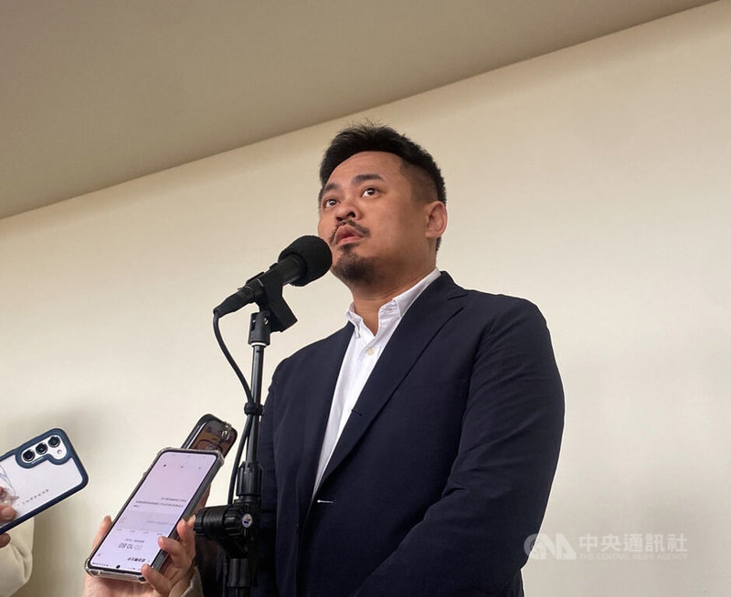 立法院日前三讀80歲以上聘外籍家庭看護工得免醫療機構評估,勞動部長洪申翰(圖)2日在立法院受訪時表示,重症家庭恐怕找不到移工,將與衛福部討論、商擬如何降低衝擊。中央社記者吳欣紜攝 114年1月2日