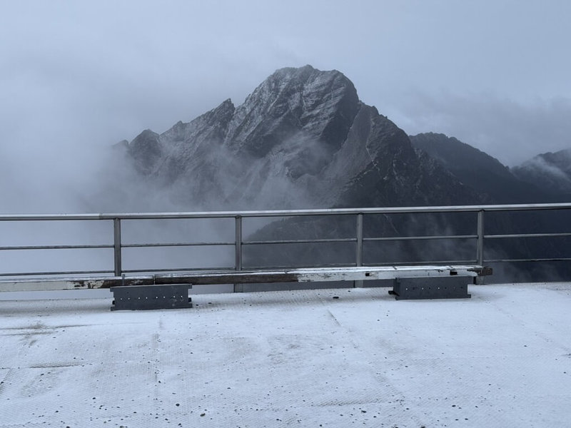 據中央氣象署觀測,玉山2日晚間8時40分下雪,持續約35分鐘,超過1/2地面被雪覆蓋,截至3日清晨6時,玉山氣象站積雪約0.5公分。(氣象署提供)中央社記者汪淑芬傳真 114年1月3日