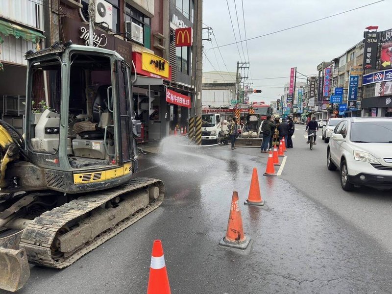 高雄市警察局鳳山分局表示，鳳山區五甲二路577號前道路3日下午發生瓦斯外洩，經警方了解為營造商進行水溝翻修工程時不慎挖斷瓦斯管線，消防獲報到場灑水並聯繫瓦斯廠商關閉管線，幸未釀災害傷亡。（高市鳳山警分局提供）中央社記者洪學廣傳真  114年1月3日