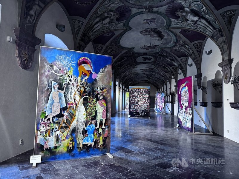 烏克蘭哈爾科夫(Kharkiv)兒童創作的藝術作品「地下花園」近期在捷克特洛伊宮堡(Troja Chateau)展出。中央社記者劉郁葶布拉格攝 114年1月3日