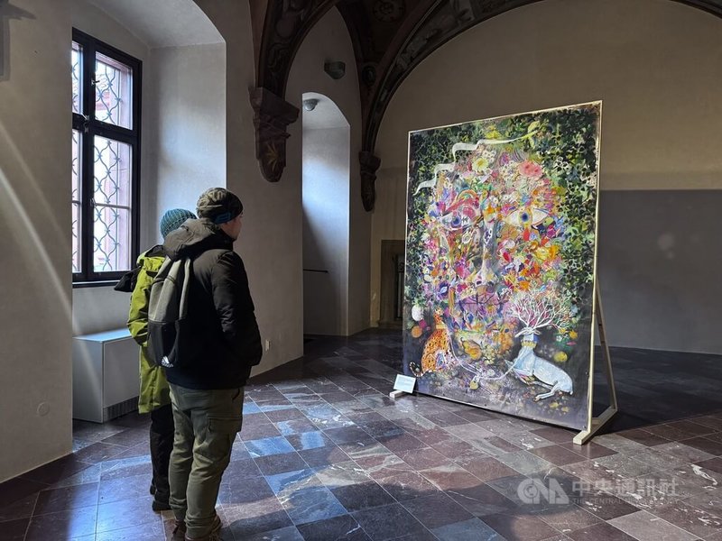 捷克展出烏克蘭兒童創作,象徵戰爭中的堅韌與希望,吸引遊客駐足觀賞。中央社記者劉郁葶布拉格攝 114年1月3日