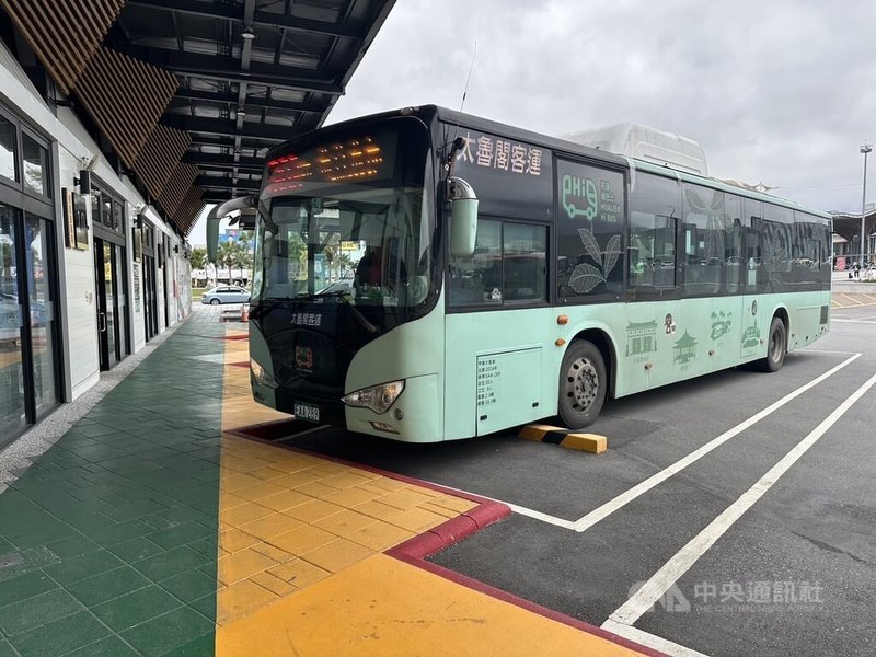 台灣好行花蓮郵輪式公車303B、C、D及304路線持電子票證可免費搭乘,今年將延續加碼補助至10月31日,花蓮轉運站1月起改上午5時起開放抽號碼牌,減少排隊狀況。中央社記者張祈攝 114年1月3日