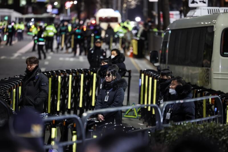 尹錫悅官邸現場部署大量警力。(路透社)
