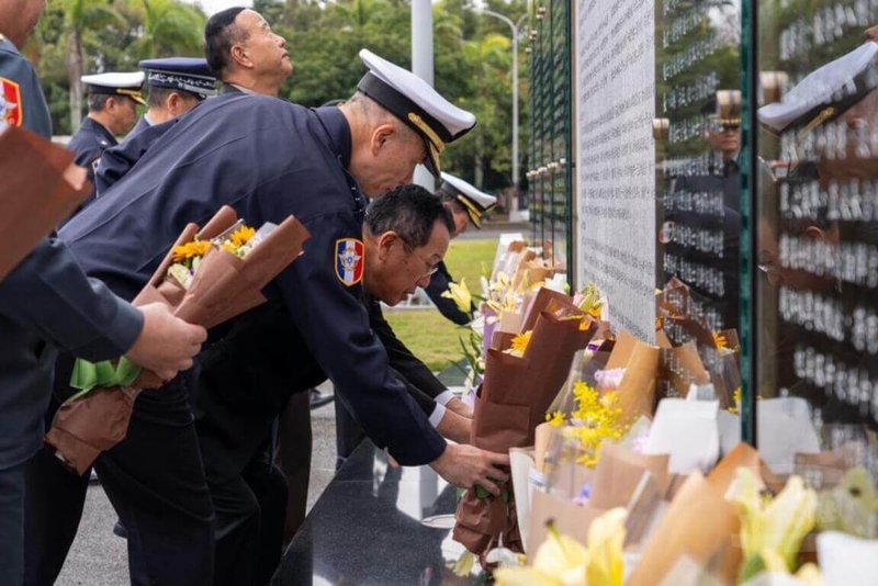 國防部長顧立雄2日率高階幹部，前往「0102殉職將士紀念專區」獻花致祭。（軍聞社提供）中央社記者吳書緯傳真  114年1月3日