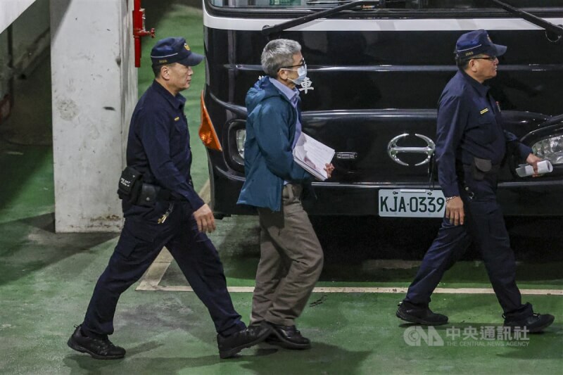 台北地方法院審理京華城等案,2日晚間第3度召開羈押庭並裁定前台北市長辦公室主任李文宗(中)羈押禁見,李文宗3日凌晨在法警戒護下步上囚車。中央社記者鄭清元攝 114年1月3日