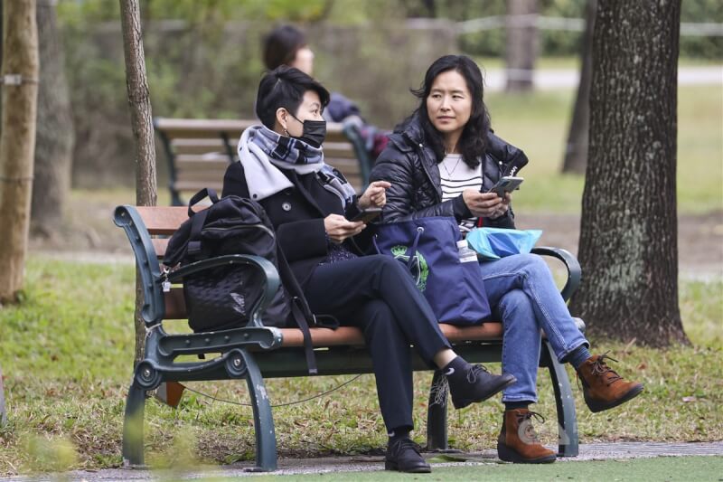 圖為台北大安森林公園午後有民眾穿著厚外套、圍圍巾加強禦寒。中央社記者鄭清元攝 114年1月3日