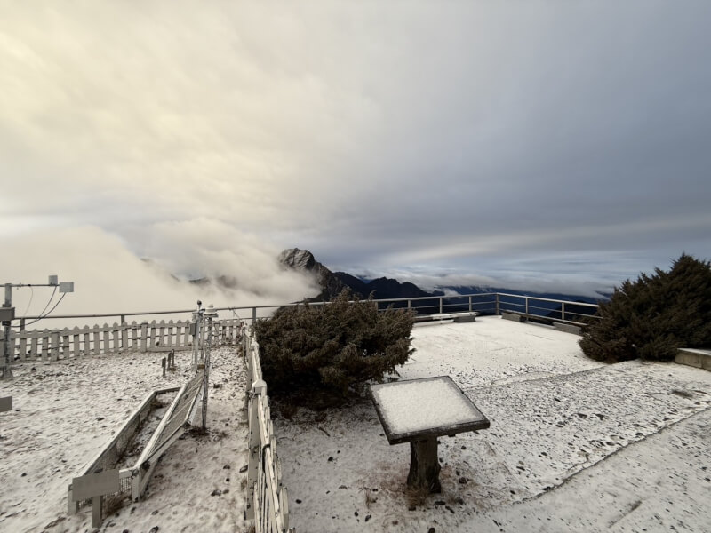 玉山氣象站3日清晨積雪0.5公分。（圖取自facebook.com/cwa.weather）