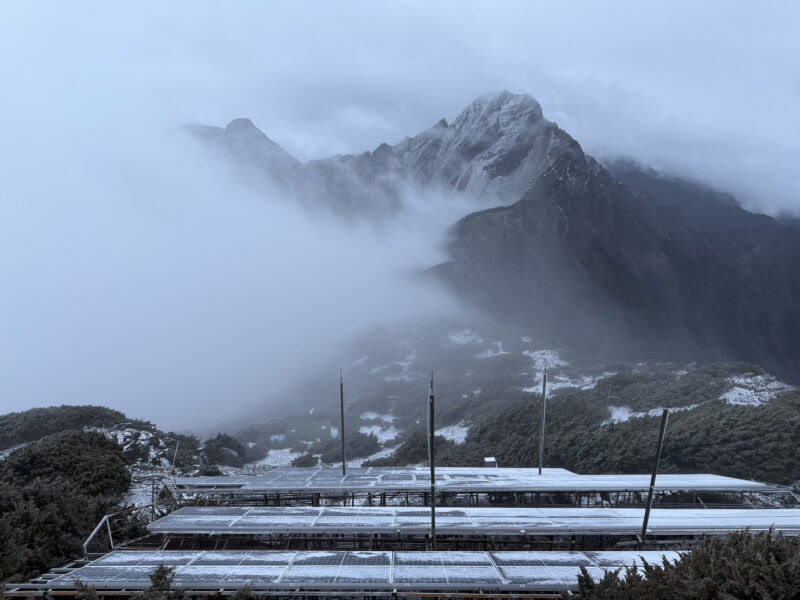 玉山2日晚間降雪,3日清晨積雪約0.5公分。(圖取自facebook.com/cwa.weather)