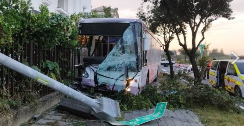 台南市消防局3日下午5時獲報指安南區環館三路發生公車和小貨車碰撞事故，公車疑失控衝向人行道，還撞倒路燈，事故造成3人輕傷送醫。（台南市消防局提供）中央社記者張榮祥台南傳真  114年1月3日