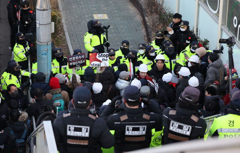 韓國總統尹錫悅支持者3日在總統官邸外與警方對峙。（韓聯社）