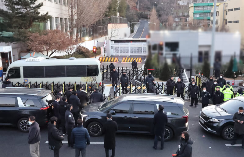 韓國公調處人員車輛3日清晨抵達尹錫悅官邸外。（韓聯社）