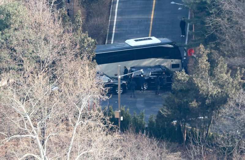 韓國檢警人員3日進入總統官邸內部，試圖逮捕尹錫悅，總統警衛處人員駕駛車輛封鎖官邸內的道路。（韓聯社）