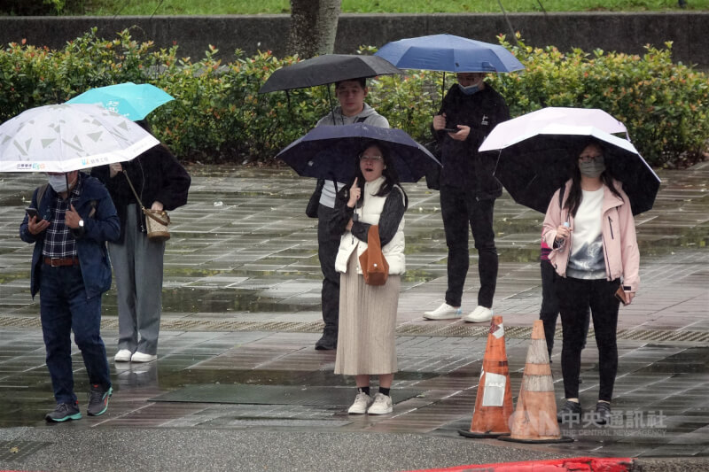 圖為台北市南港軟體園區外出民眾都穿上外套保暖。（中央社檔案照片）