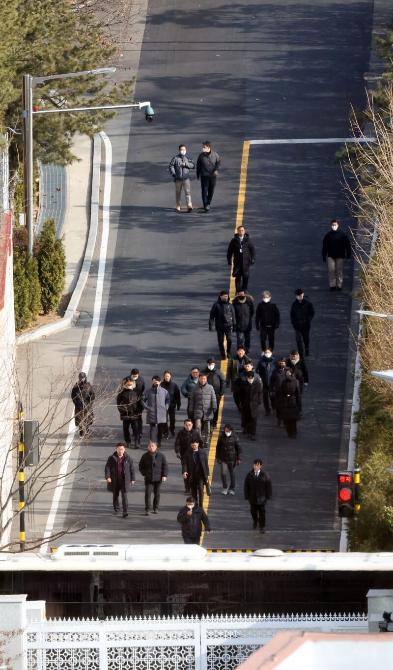 韓國檢調人員3日停止執行總統尹錫悅的逮捕令。（韓聯社）