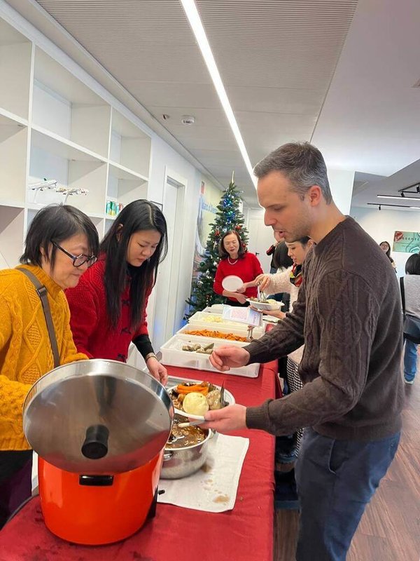 米蘭僑界元旦聯誼茶會,會場準備滷肉飯鹽酥雞等台灣美食,讓僑胞透過大啖家鄉味一解思鄉之情。(駐米蘭辦事處提供)中央社記者黃雅詩傳真 114年1月2日