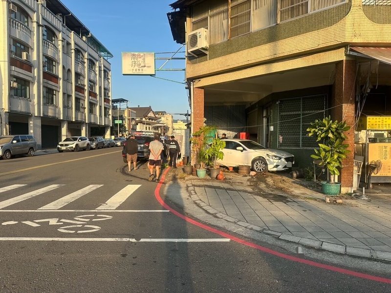 謝姓男子將車子停在高雄鼓山區吳鳳路民宅騎樓，4日遭另1輛車擦撞後逃逸，警方已鎖定肇事車主，後續除開單舉發謝男違停，也將舉發駕駛肇逃。（高市鼓山警分局提供）中央社記者洪學廣傳真 114年1月4日