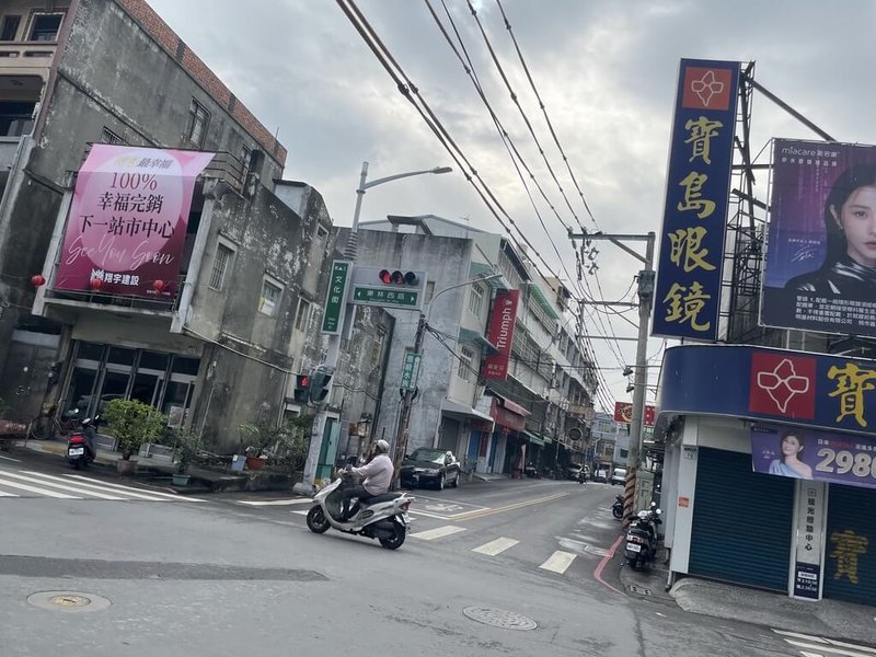 每逢冬、春之際，高雄市林園區就飽受候鳥遷移之苦，文化街與東林西路旁的電線聚集大批鳥類，排泄物掉到馬路上，造成道路骯髒溼滑。圖為馬路清理過後仍可見鳥屎痕跡。（高雄市農業局提供）中央社記者林巧璉傳真  114年1月4日