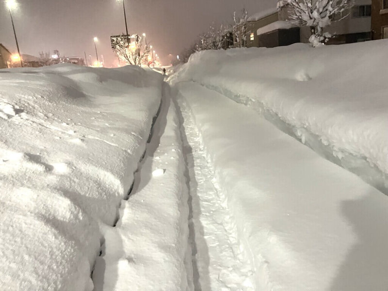 日本東北的青森縣近日下起紀錄性大雪，時隔12年，青森縣政府4日成立豪雪對策本部。青森縣弘前市積雪達114公分高，創當地觀測史上1月份最大積雪紀錄。圖為新青森車站前。（讀者提供）中央社記者楊明珠東京傳真 114年1月4日