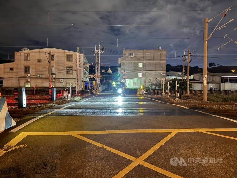 陳姓男子日前開車行經台中市烏日區一處鐵路平交道時撞上周姓婦人且肇事逃逸，所幸周婦送醫無生命危險，警方循線通知陳男到案，詢後依肇事逃逸及過失傷害等罪嫌將陳男送辦。（翻攝照片）中央社記者蘇木春傳真  114年1月4日