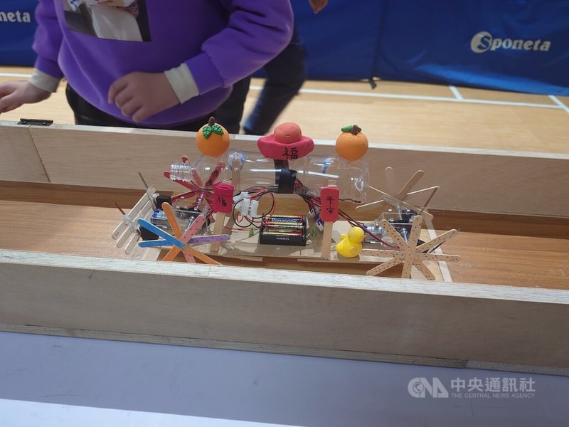 連江縣科技教育創意實作競賽4日在南竿鄉舉行,分國小組與國中組,國小組參賽學生發揮創意,不僅比誰做的仿生獸跑得快,更要比造型。圖為國小組最佳造型獎得主中正國中小學生作品。中央社記者潘欣彤攝 114年1月4日