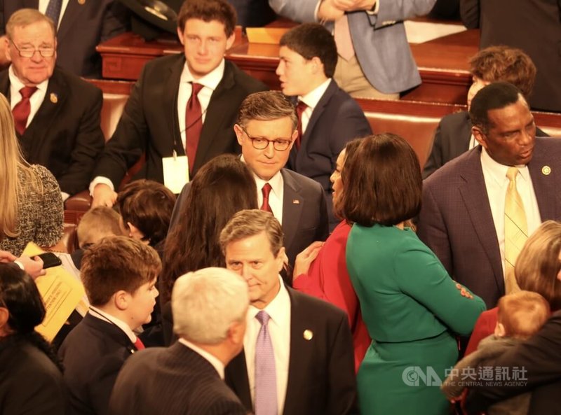 美國國會3日開議,共和黨籍的眾議院議長強生在第2輪投票,取得過半218票,順利連任。中央社記者石秀娟華盛頓攝 114年1月4日