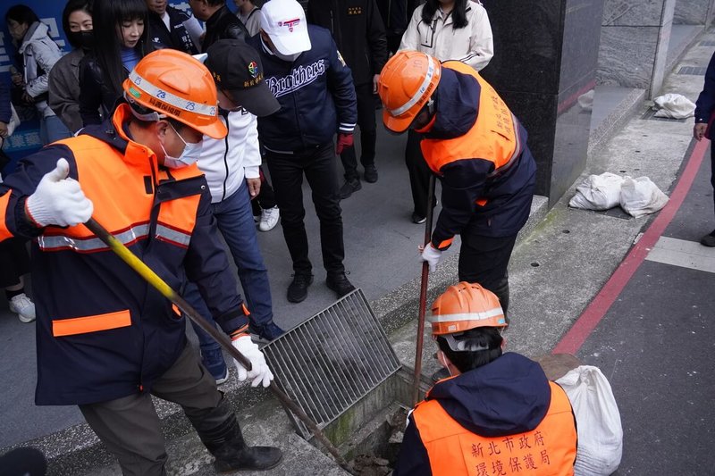 新北市政府4日在林口區推環境大掃除，清潔隊員手持工具，以人力挖除溝渠內落葉等雜物，以確保側溝保持通暢，避免雜物堆置影響排水功能。（新北市政府提供）中央社記者黃旭昇新北傳真  114年1月4日