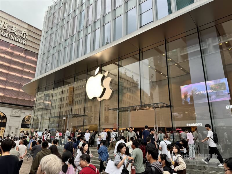 圖為去年10月1日上海南京路蘋果直營店人潮，許多民眾為體驗iPhone 16系列手機而來。（中央社檔案照片）