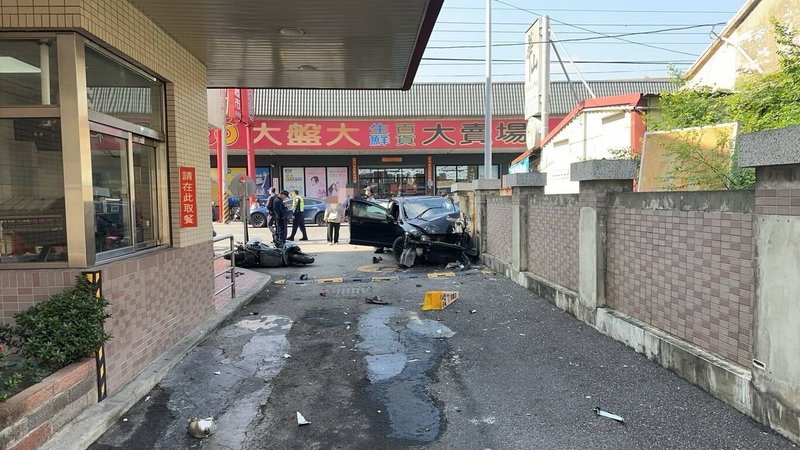 嘉義朴子台19線一家速食店前4日發生轎車爆衝意外,林姓男子疑為閃避其他車輛,意外失控撞上路旁機車及圍牆,造成轎車車頭全毀、圍牆倒塌,現場3傷送醫。(警方提供)中央社記者蔡智明傳真 114年1月4日
