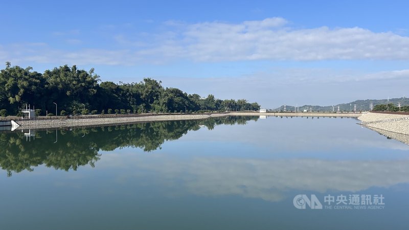 烏溪鳥嘴潭人工湖工程計畫湖區工程竣工典禮4日舉行，經濟部說，鳥嘴潭人工湖工程可提供地面水21萬噸給彰化縣，4萬噸給南投縣草屯鎮，減緩地層下陷。中央社記者吳哲豪南投攝 114年1月4日