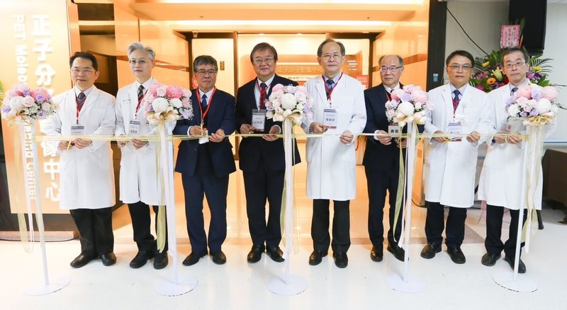 台中榮民總醫院引進「光子計數電腦斷層」等最新影像診斷設備,4日舉辦啟用典禮,衛福部長邱泰源(左4)、台中榮總院長陳適安(右4)等人出席剪綵。(台中榮總提供)中央社記者蘇木春傳真 114年1月4日