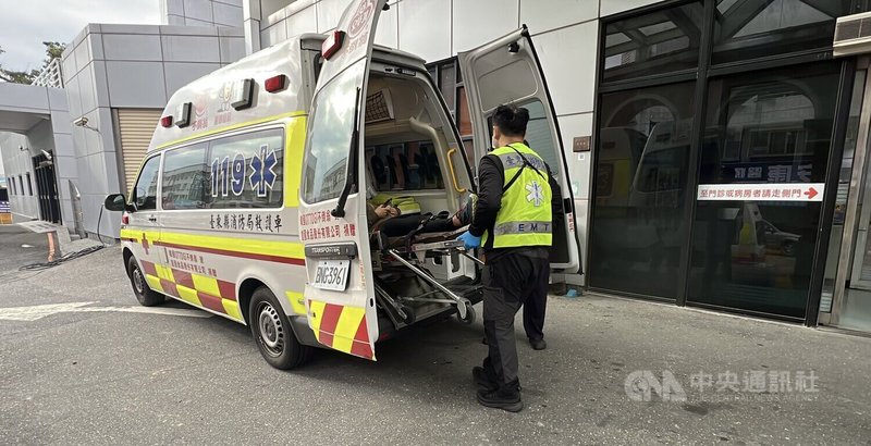 黃姓女子攀登南一段出現高山症狀，在卑南主山搭帳篷待援，台東和高雄2地搜救人員花2天時間上山，順利接觸到黃女，4日上午在黑鷹直升機協助下，將黃女送下山就醫。中央社記者盧太城台東攝 114年1月4日