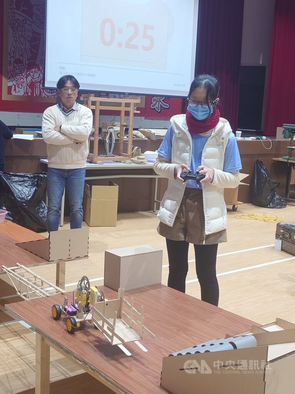 連江縣113學年度科技教育創意實作競賽4日在南竿鄉中正國中小舉行,分國小組與國中組,盼透過實際操作的團隊競賽活動,激發學生對科學、工程、技術、數學(STEM)學科的理解與興趣。圖為國中組競賽情形。中央社記者潘欣彤攝 114年1月4日