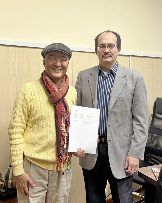 台北教育大學兼任教授楊孟哲(左)日前赴俄羅斯取得俄羅斯社會科學院東方所副所長劉宇衛(Valentin Golovachev)(右)授權,計畫將「牡丹社事件」戰記報告彙整後以中文出版。(楊孟哲提供)中央社記者黃旭昇新北市傳真 114年1月4日