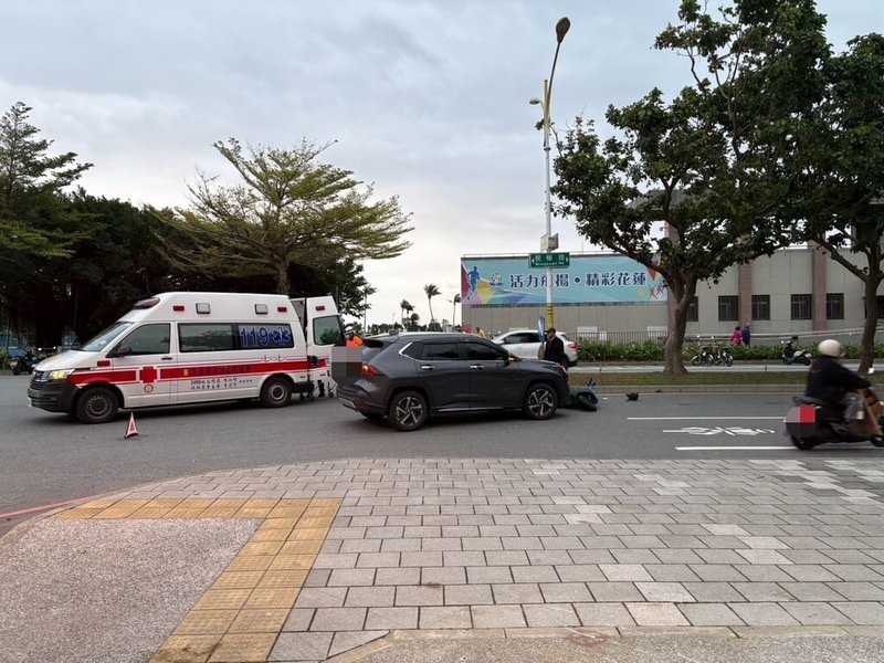 60歲鄭姓男子3日駕駛自小客車從花蓮市民權六街準備右轉進入民權路時，與民權路直行的70歲葉姓機車騎士發生擦撞，騎士倒地不起，送醫急救仍傷重不治。（花蓮慈濟醫院提供）中央社記者李先鳳傳真  114年1月5日