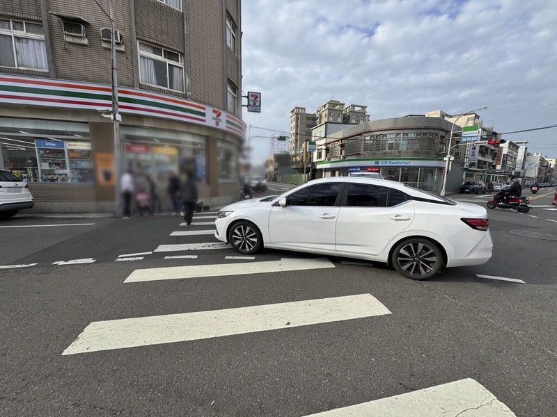 苗栗縣頭份市陳姓女子5日上午用嬰兒車推著3歲孫女過斑馬線時，遭自小客車擦撞，造成陳女及其3歲孫女受傷。（警方提供）中央社記者魯鋼駿傳真  114年1月5日