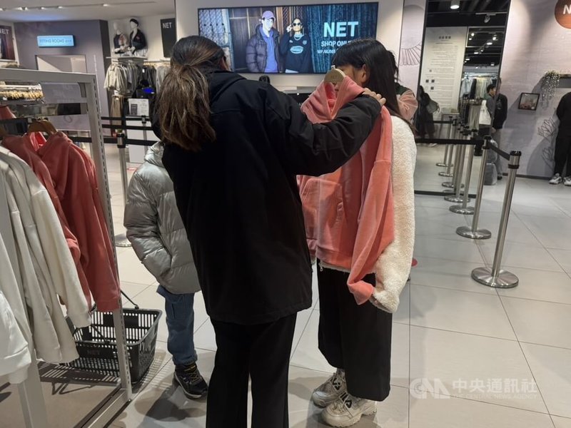 服飾品牌NET第15年舉辦NET雲林家扶家庭日，5日捐贈提貨券80萬元，虎尾店封館並提早於上午9時營業，讓雲林家扶中心親子到店添購新衣，迎接新的一年。中央社記者姜宜菁攝  114年1月5日