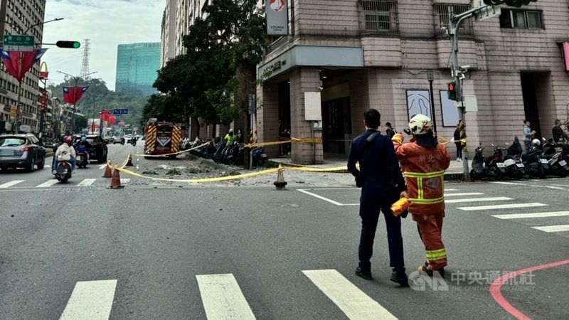 新北市汐止區某大樓外牆5日發生磁磚掉落事故，造成1名女子路過時遭砸傷，幸經送醫治療後，傷勢已無大礙。圖為警消獲報到場拉起封鎖線。（翻攝照片）中央社記者王鴻國傳真  114年1月5日