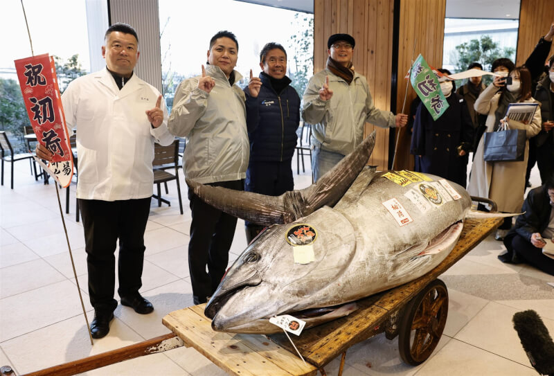 日本東京豐洲市場5日舉行新年首度拍賣，拍出今年最高價的黑鮪魚來自青森縣大間港，重量約276公斤，最終以2億700萬日圓結標。（共同社）