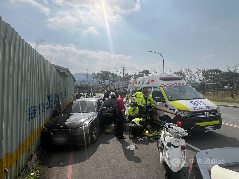 新北市警察局板橋分局員警6日上午發現凌姓男子駕駛懸掛失竊車牌的車子，上前攔檢，凌男拒檢並加速逃逸衝撞，員警追捕時開5槍，凌男身中1槍送醫治療。（翻攝照片）中央社記者王鴻國傳真  114年1月6日