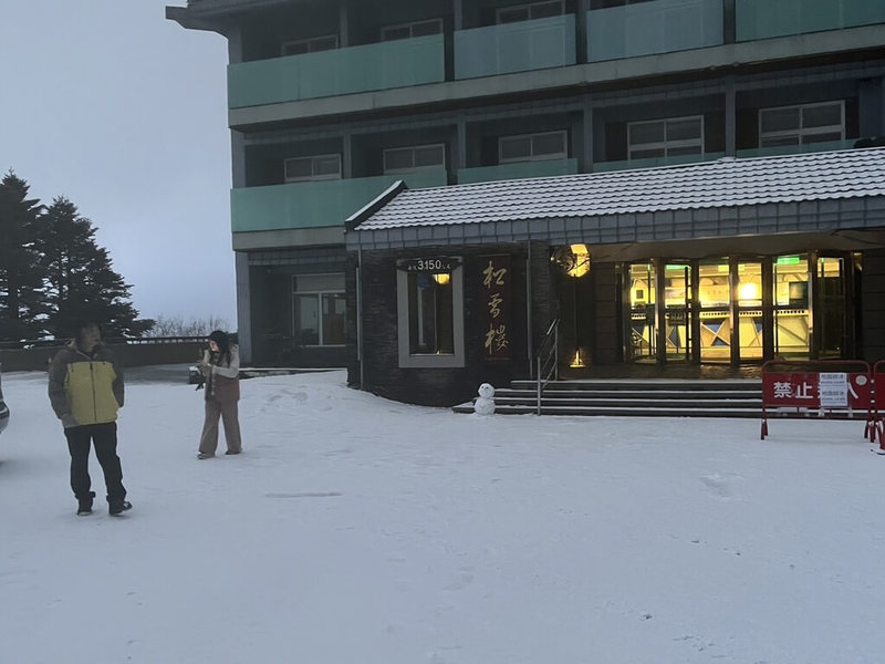 低溫搭配水氣，合歡山5日深夜至6日凌晨降雪一波接一波，雪量創入冬最大，清晨雖然雪停，但地面已有明顯積雪，松雪樓積雪約0.5公分。（松雪樓提供）中央社記者蕭博陽南投縣傳真114年1月6日