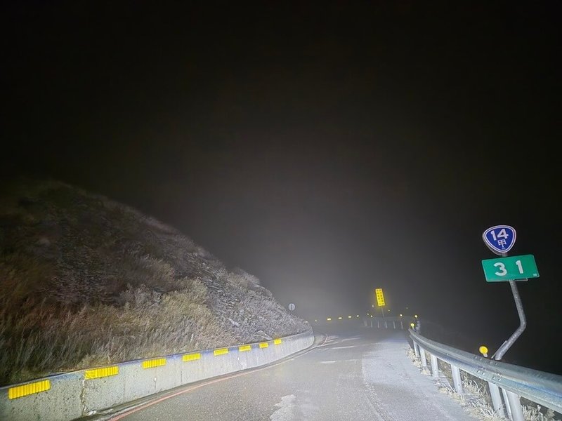 低溫搭配水氣,合歡山5日深夜至6日凌晨降雪一波接一波,雪量創入冬最大,道路、山坡被冰雪覆蓋,雪量創入冬最多。(公路局中區養護工程分局提供)中央社記者蕭博陽南投縣傳真 T114年1月6日