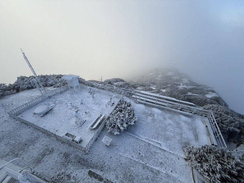 冷氣團影響加上水氣移入，中央氣象署表示，截至6日清晨6時，玉山氣象站積雪達0.5公分。（氣象署提供）中央社記者張雄風傳真 114年1月6日