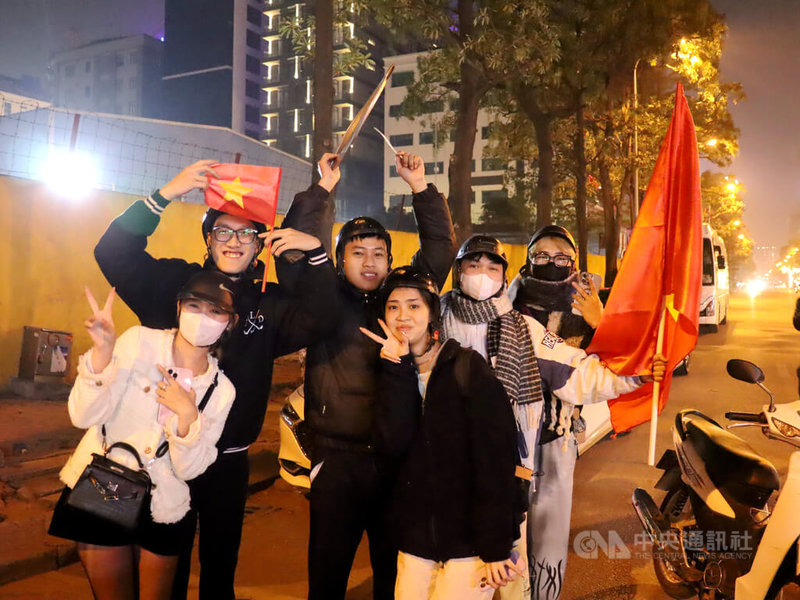 越南河內市至6日凌晨還有年輕族群持續在街上呼朋引伴、等待友人一起騎摩托車上街慶祝越南奪得2024年東協足球錦標賽冠軍。中央社記者陳家倫河內攝 114年1月6日