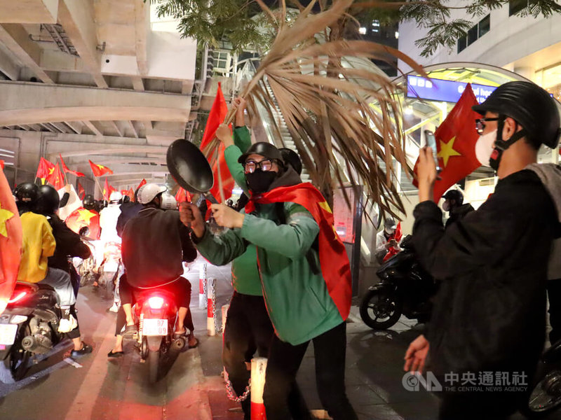 越南人瘋足球,每次越南國家足球隊在國際賽事上傳來捷報,民眾就會上街聚集慶祝。圖為5日晚間越南奪得2024年東協足球錦標賽冠軍後,民眾拿著鍋鏟與鍋子在馬路上敲打同歡。中央社記者陳家倫河內攝 114年1月6日